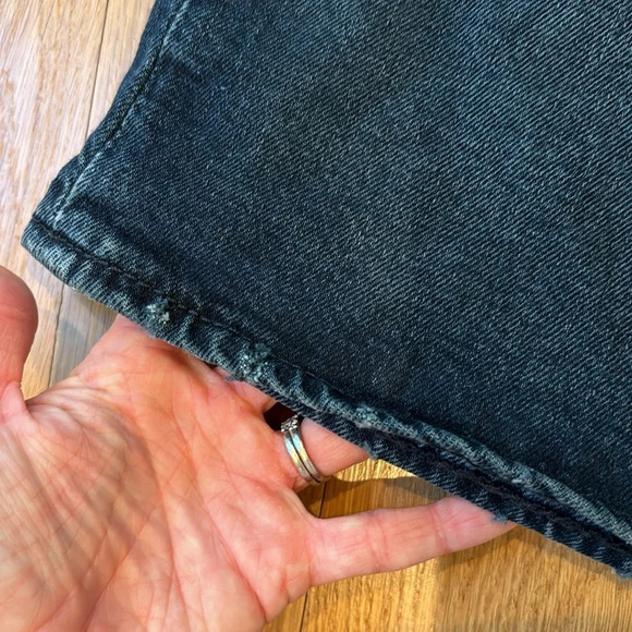 Levi’s Women’s Mid-Thigh Premium Shorts Dark Wash Stretch Size 32 - Picture 4 of 7